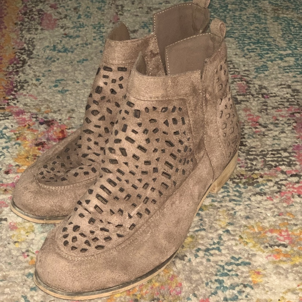 Women’s size 9.5 brown suede ankle boots